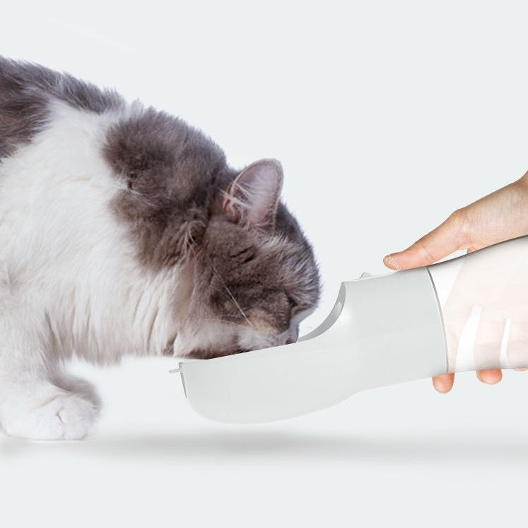 Keep your dog hydrated on the go with this Portable Dog Water Dispenser. Lightweight, leak-proof, and easy to use—perfect for walks, travel, and outdoor adventures.