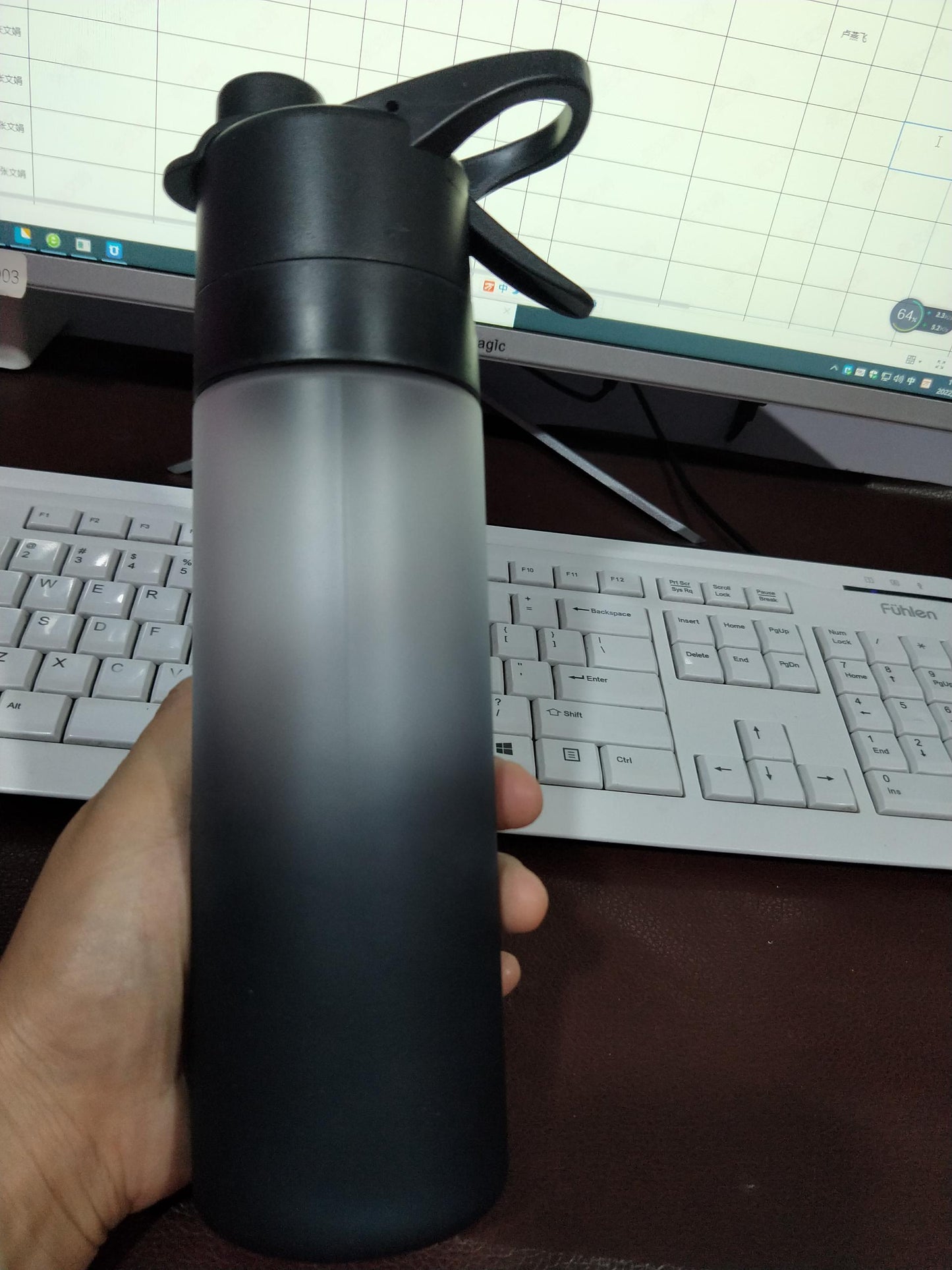 Stay refreshed on the go with this Large Capacity Spray Water Bottle. Lightweight, portable, and perfect for sports, fitness, travel, or outdoor activities.