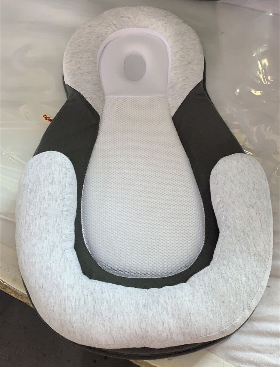 Keep your little one safe and comfortable anywhere with this Portable Newborn Baby Crib Folding Travel Bed. Lightweight, foldable, and easy to carry—perfect for travel, picnics, or visits to family and friends.
